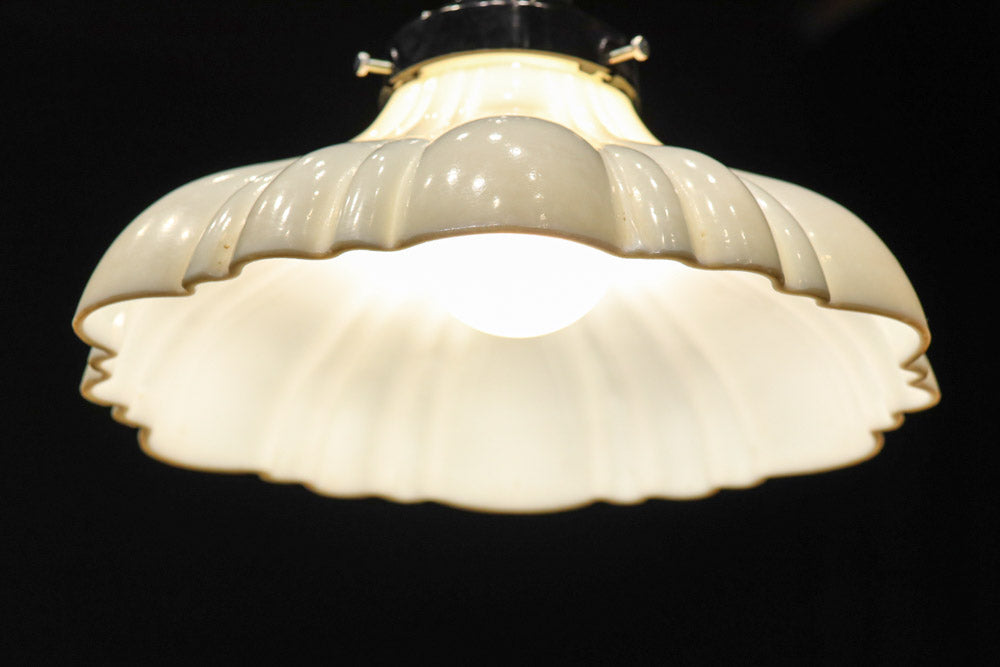 下から見上げると花の形にみえるプレスガラス電笠　DC8814