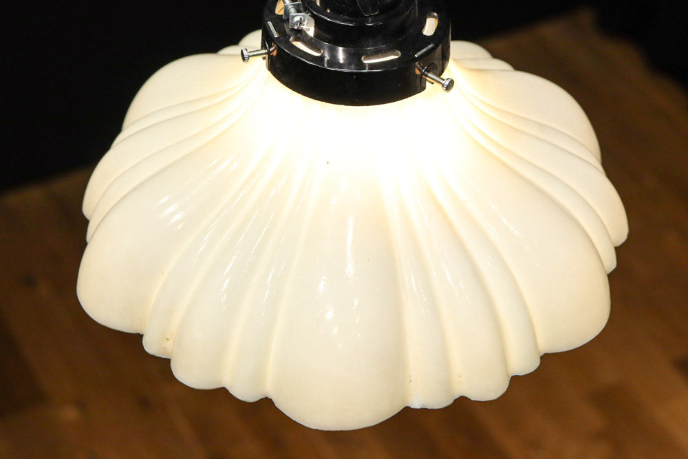 下から見上げると花の形にみえるプレスガラス電笠　DC8814