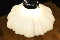 下から見上げると花の形にみえるプレスガラス電笠　DC8814