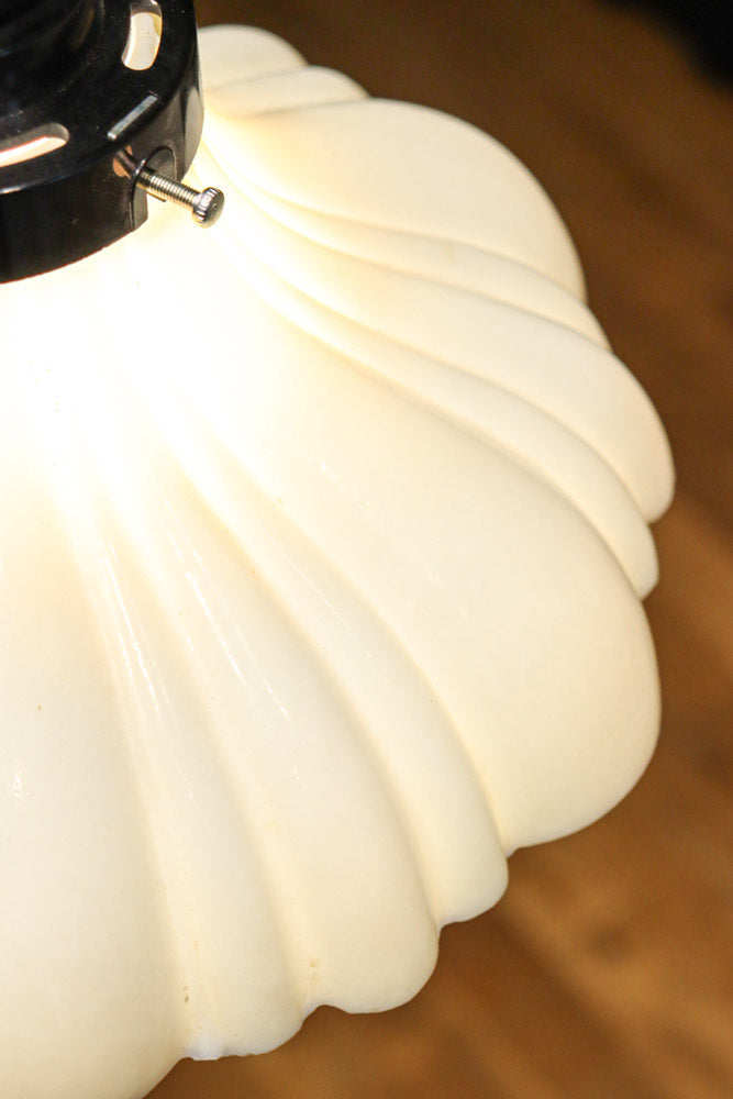 下から見上げると花の形にみえるプレスガラス電笠　DC8814