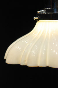 下から見上げると花の形にみえるプレスガラス電笠　DC8814