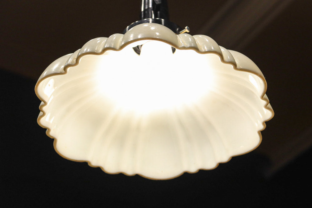 下から見上げると花の形にみえるプレスガラス電笠　DC8814