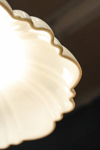 下から見上げると花の形にみえるプレスガラス電笠　DC8814