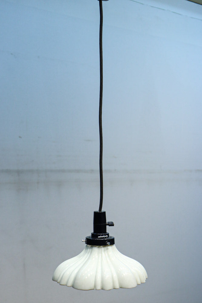 下から見上げると花の形にみえるプレスガラス電笠　DC8814