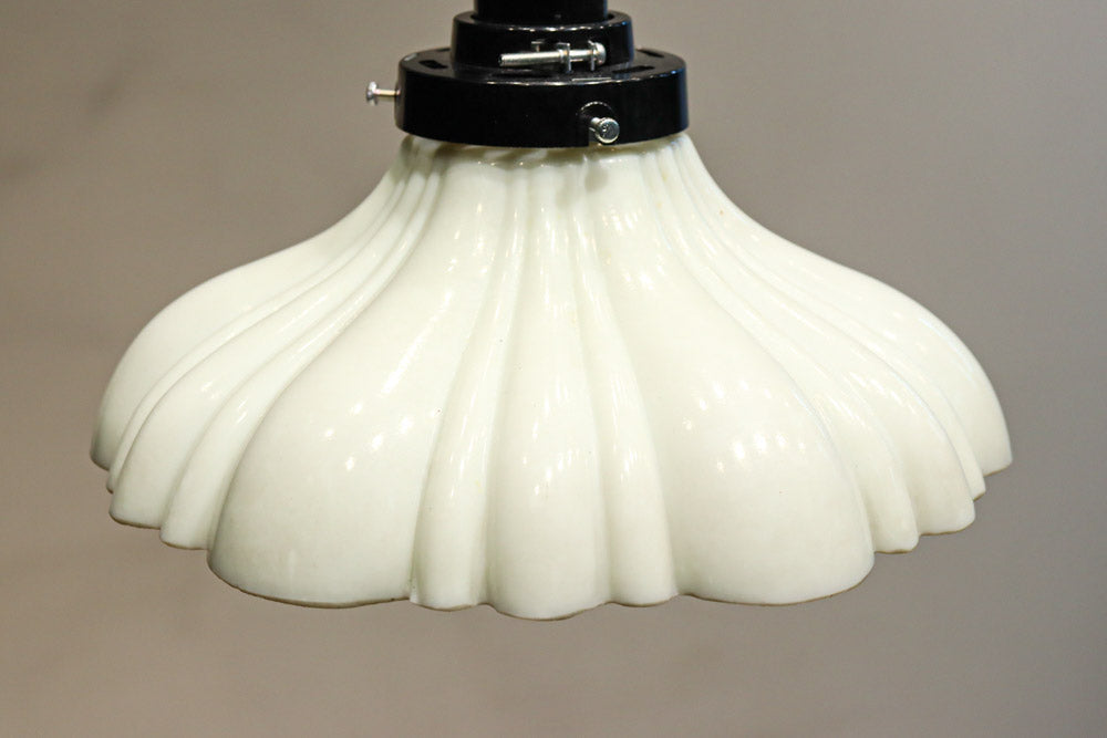 下から見上げると花の形にみえるプレスガラス電笠　DC8814