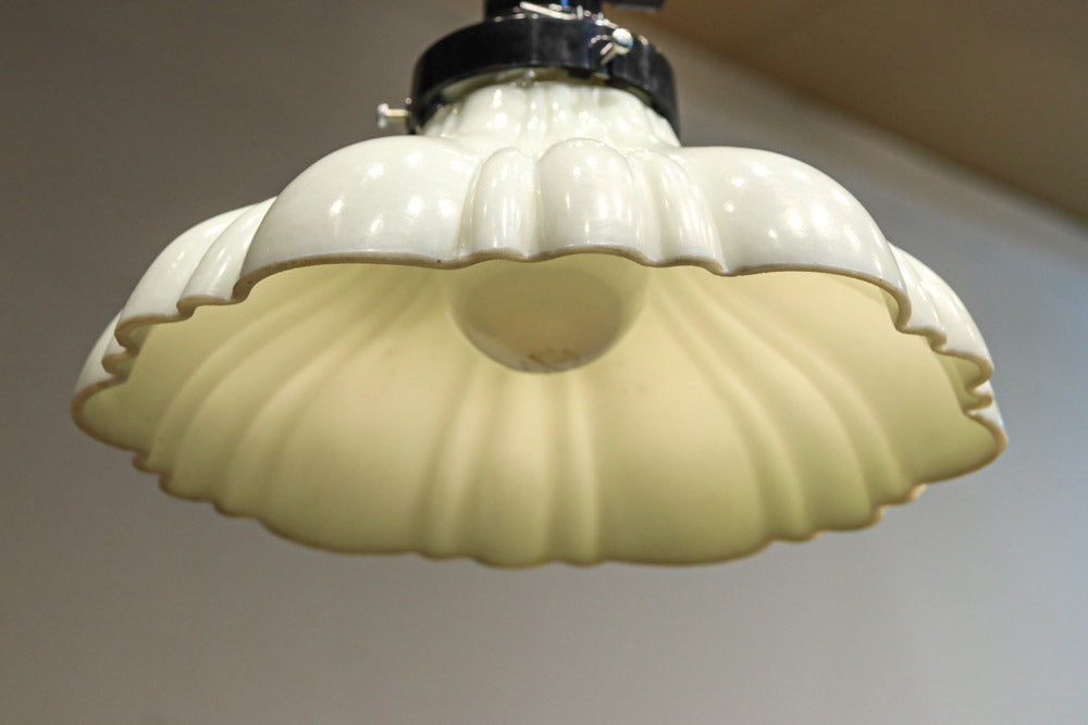 下から見上げると花の形にみえるプレスガラス電笠　DC8814