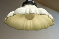 下から見上げると花の形にみえるプレスガラス電笠　DC8814