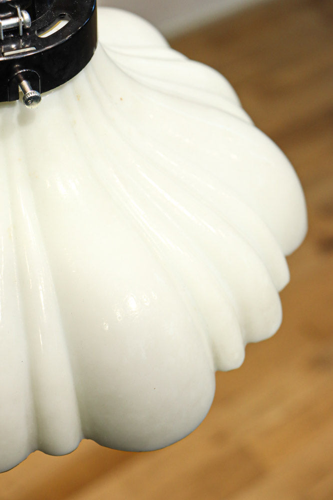 下から見上げると花の形にみえるプレスガラス電笠　DC8814