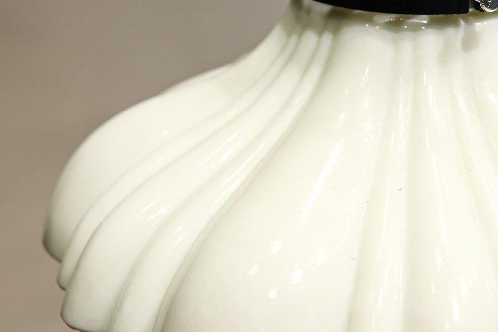 下から見上げると花の形にみえるプレスガラス電笠　DC8814