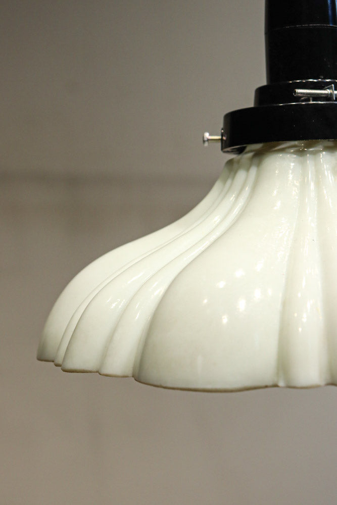 下から見上げると花の形にみえるプレスガラス電笠　DC8814