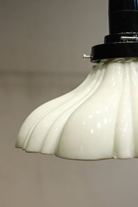 下から見上げると花の形にみえるプレスガラス電笠　DC8814