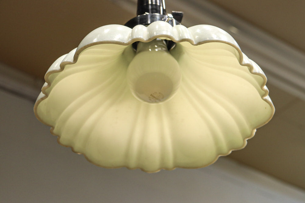 下から見上げると花の形にみえるプレスガラス電笠　DC8814