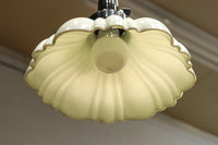 下から見上げると花の形にみえるプレスガラス電笠　DC8814