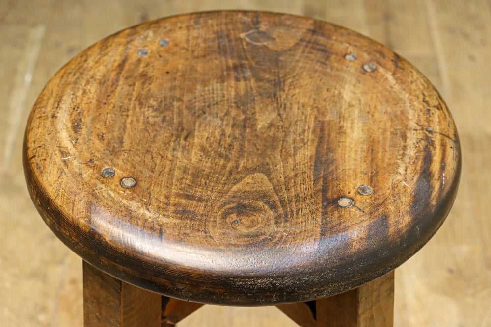 座面の杢目に時代の味わい溢れるスツール　DC8843a-e　在庫(a:1 b:1 c:1 d:1 e:1)脚