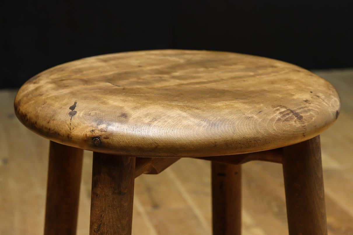 安定感のある造りで風合い豊かな温かみのあるスツール　DC8844