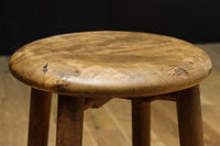 安定感のある造りで風合い豊かな温かみのあるスツール　DC8844