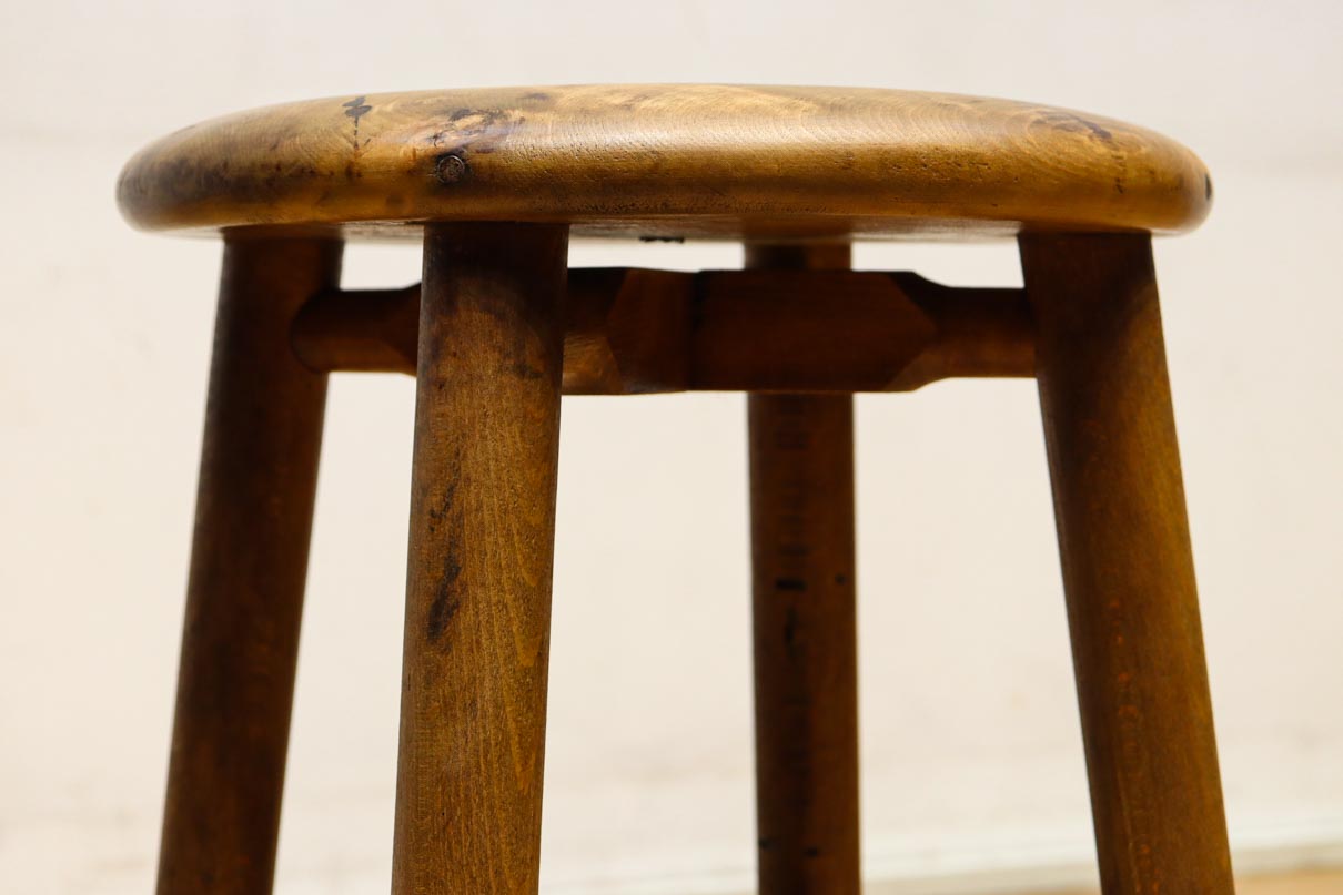 安定感のある造りで風合い豊かな温かみのあるスツール　DC8844