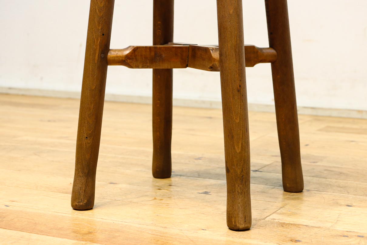 安定感のある造りで風合い豊かな温かみのあるスツール　DC8844