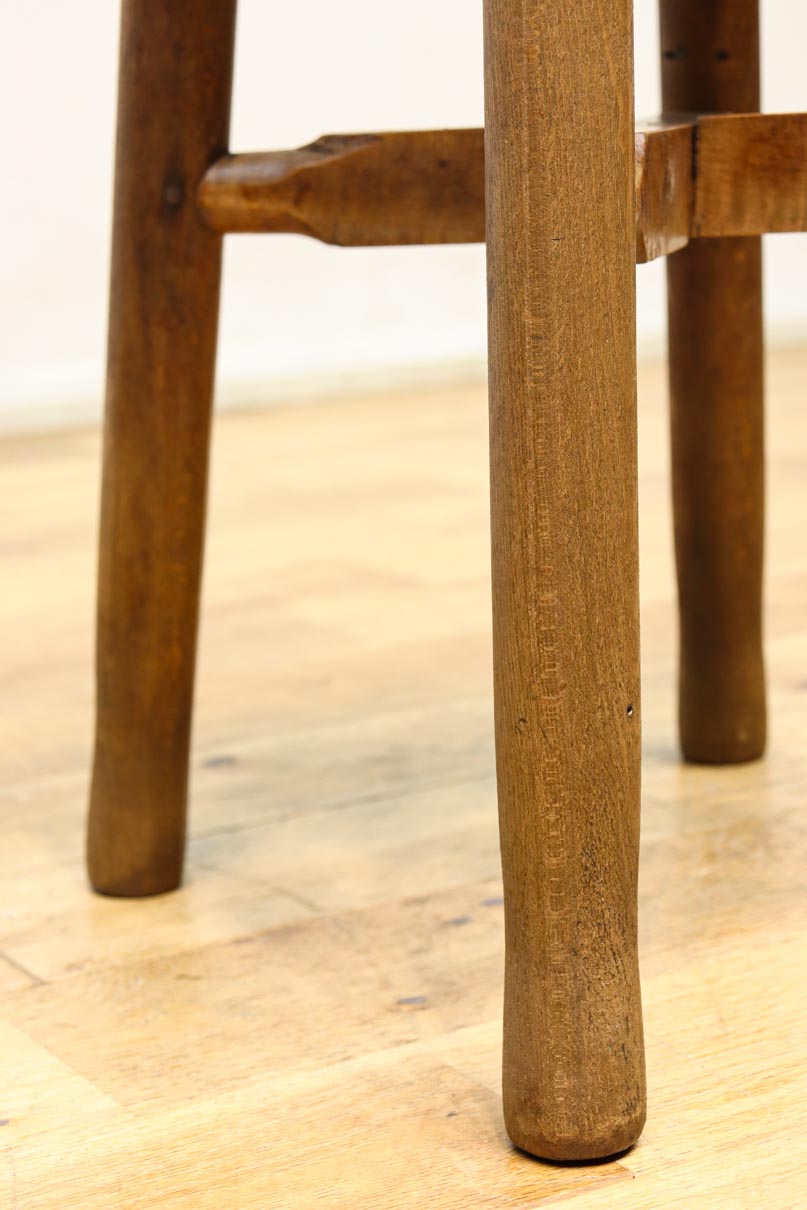 安定感のある造りで風合い豊かな温かみのあるスツール　DC8844