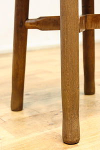 安定感のある造りで風合い豊かな温かみのあるスツール　DC8844