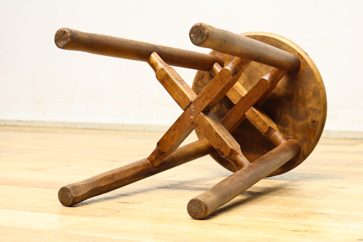 安定感のある造りで風合い豊かな温かみのあるスツール　DC8844