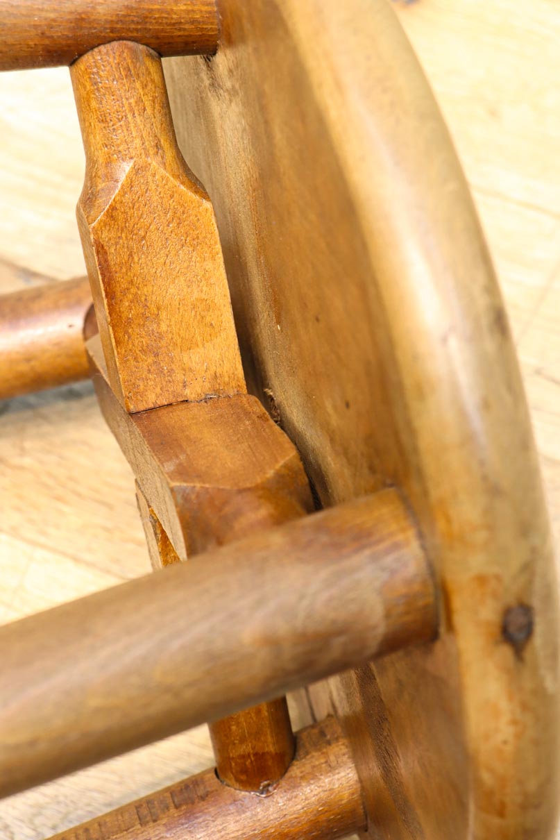 安定感のある造りで風合い豊かな温かみのあるスツール　DC8844