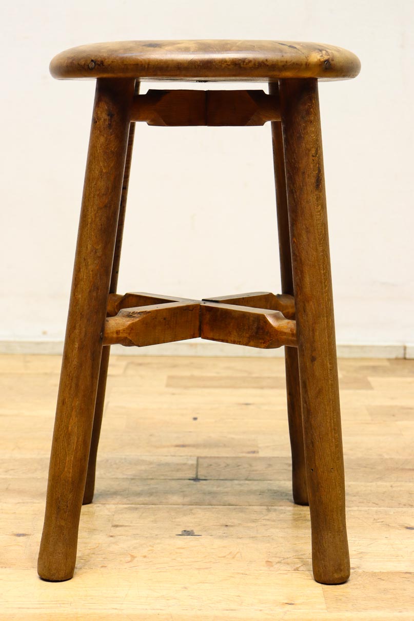 安定感のある造りで風合い豊かな温かみのあるスツール　DC8844