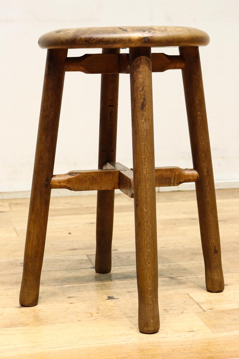 安定感のある造りで風合い豊かな温かみのあるスツール　DC8844