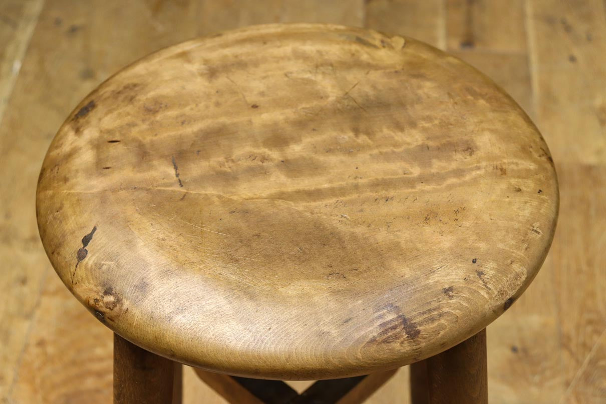 安定感のある造りで風合い豊かな温かみのあるスツール　DC8844