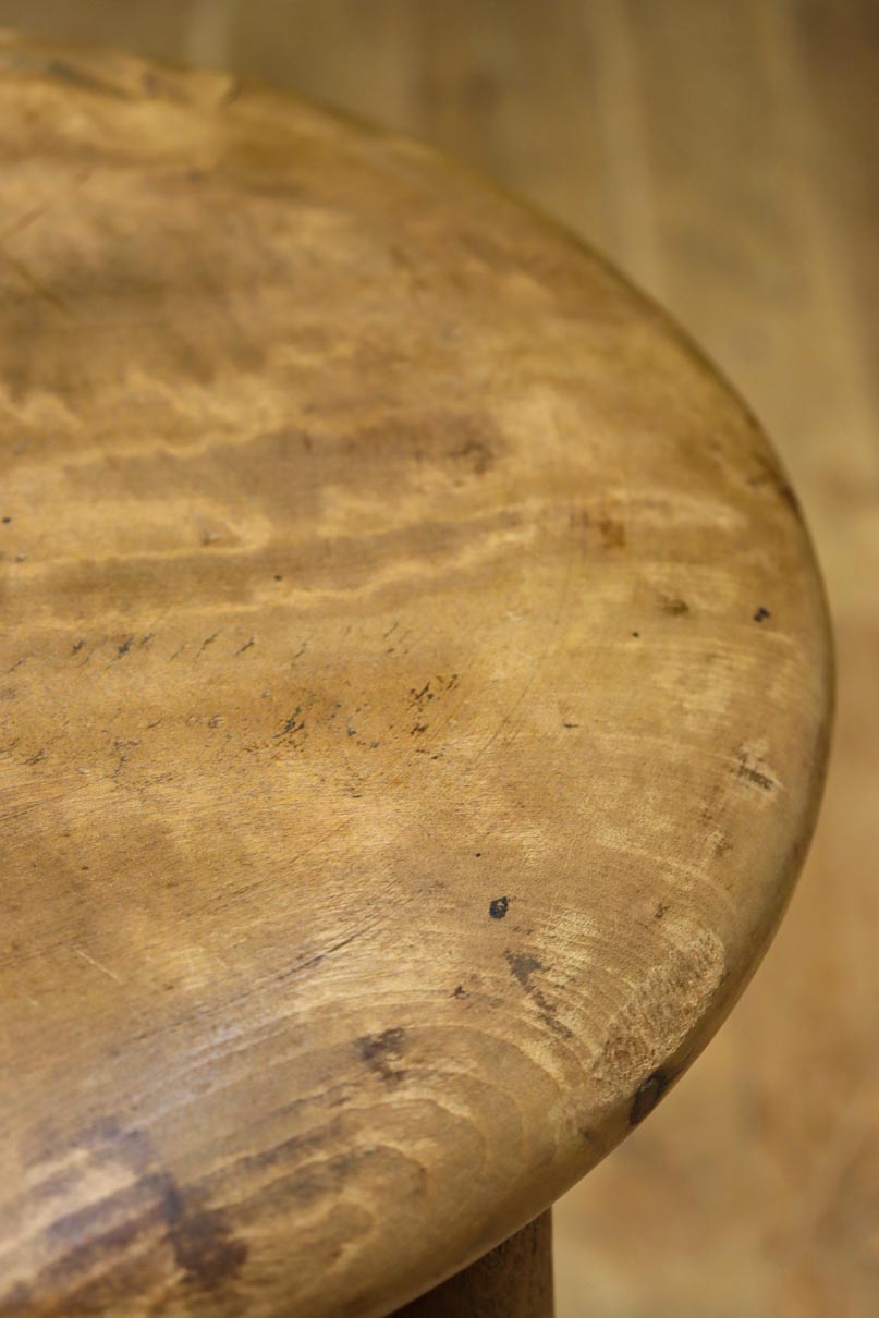 安定感のある造りで風合い豊かな温かみのあるスツール　DC8844