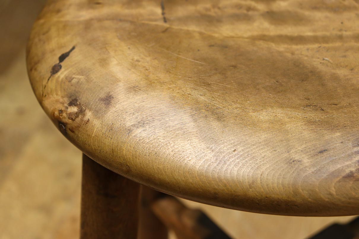 安定感のある造りで風合い豊かな温かみのあるスツール　DC8844