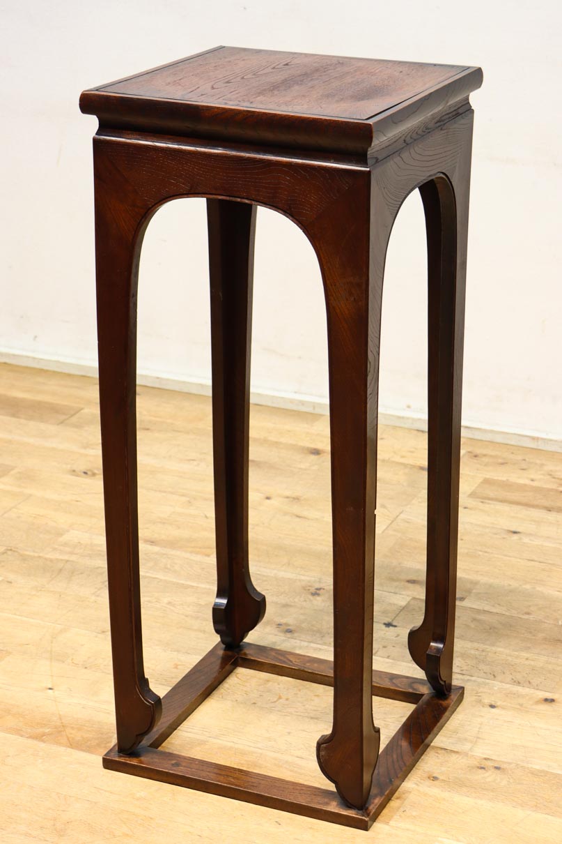 洗練されたデザインで飾り物を引き立てる花台　DC8845