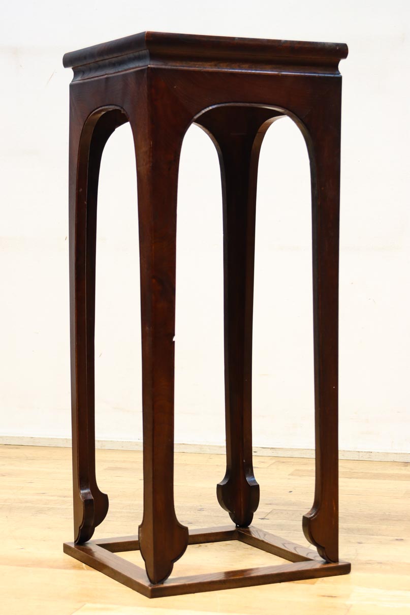 洗練されたデザインで飾り物を引き立てる花台　DC8845