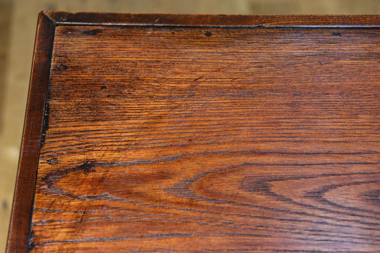 洗練されたデザインで飾り物を引き立てる花台　DC8845