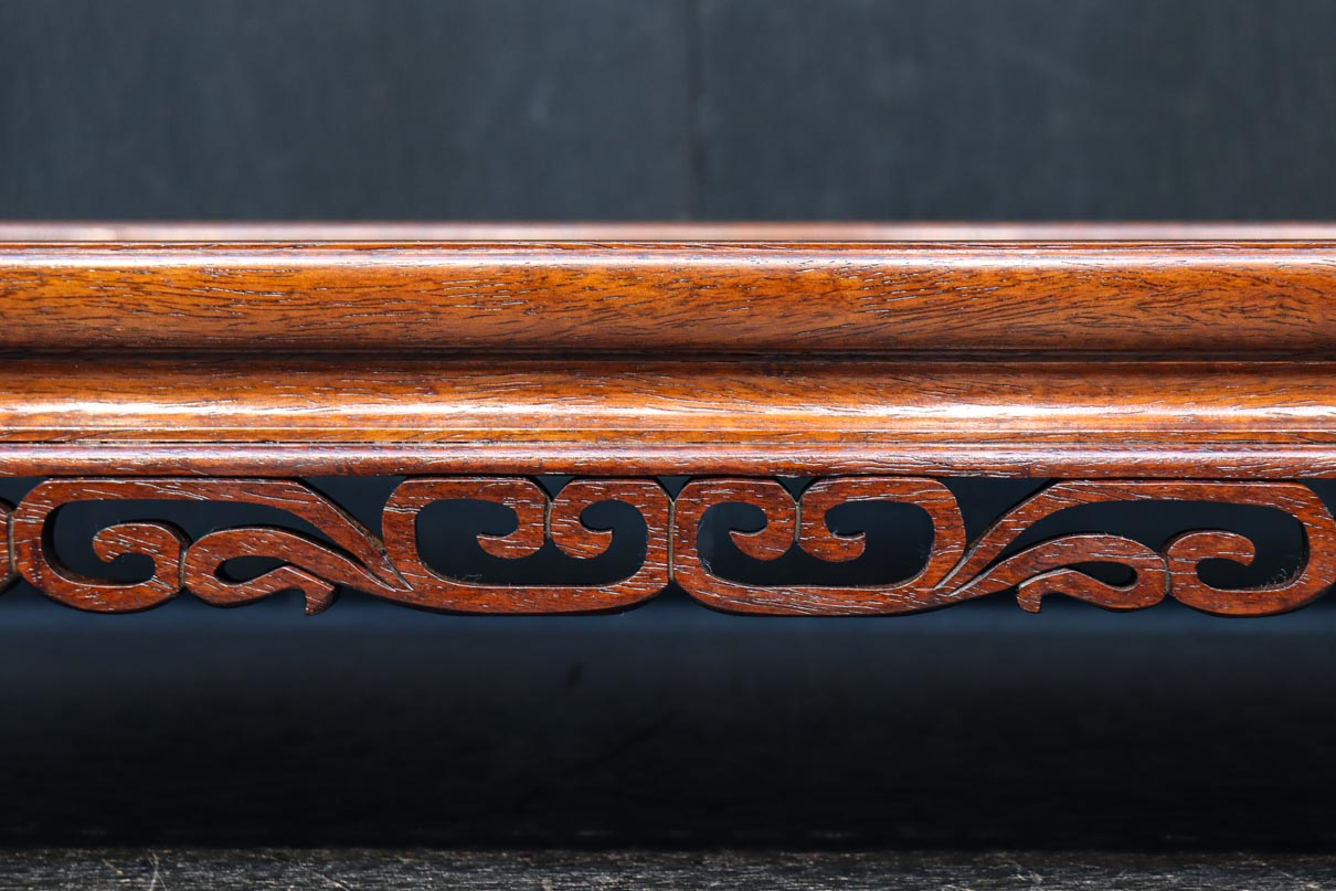 艶みある色彩に大らかな杢目が浮かび華のある置台　DC8851