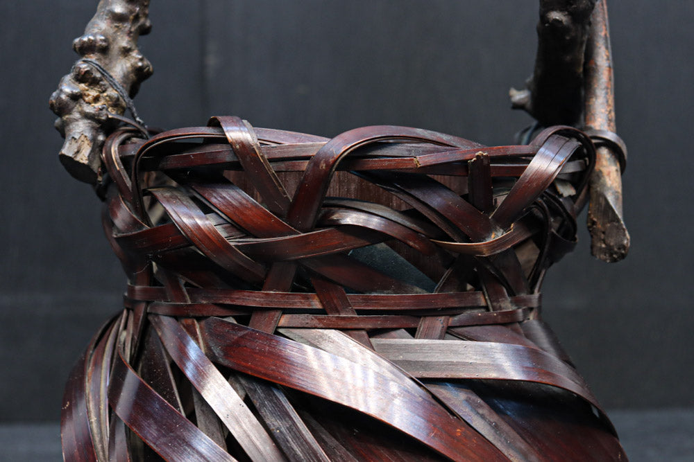 造形的なデザインで風情溢れる花カゴ　DC8856　在庫1組