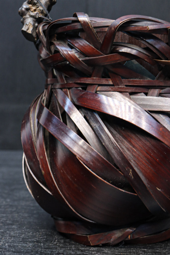 造形的なデザインで風情溢れる花カゴ　DC8856　在庫1組