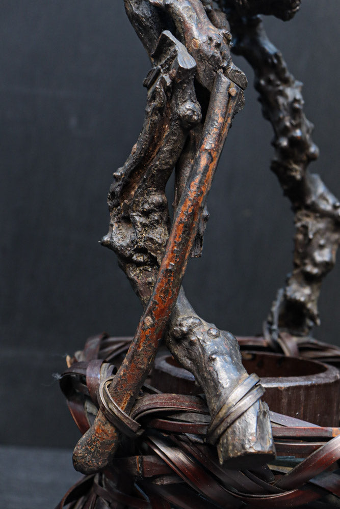 造形的なデザインで風情溢れる花カゴ　DC8856　在庫1組