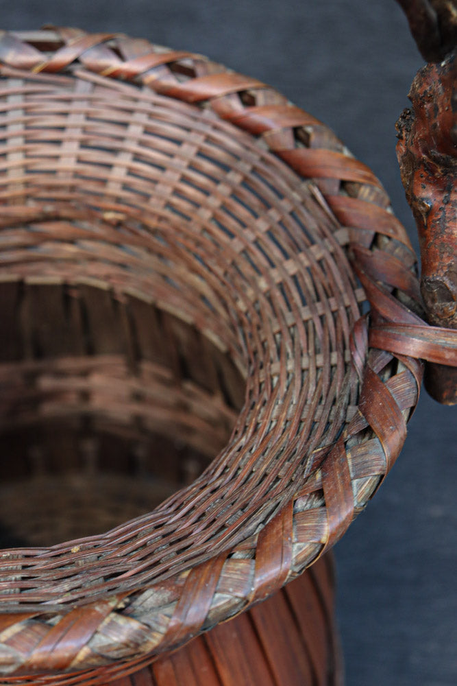 持ち手デザインが印象的な艶やかな色合いの花カゴ　DC8857