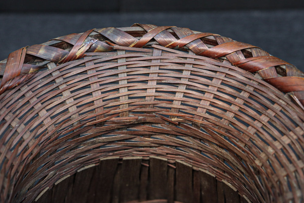 持ち手デザインが印象的な艶やかな色合いの花カゴ　DC8857