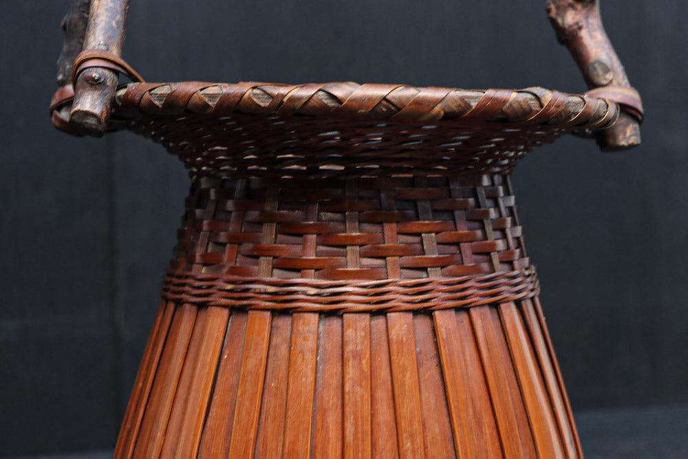 持ち手デザインが印象的な艶やかな色合いの花カゴ　DC8857