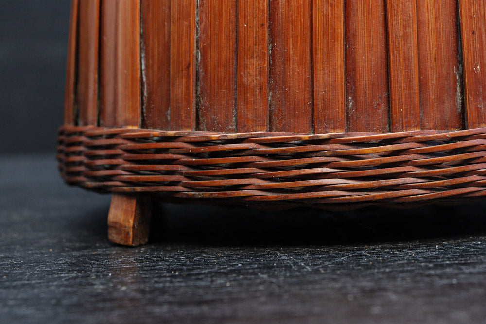 持ち手デザインが印象的な艶やかな色合いの花カゴ　DC8857