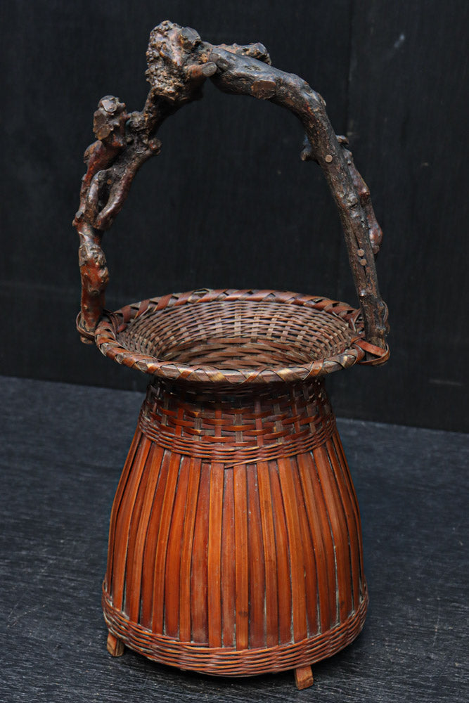 持ち手デザインが印象的な艶やかな色合いの花カゴ　DC8857