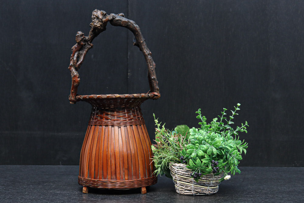 持ち手デザインが印象的な艶やかな色合いの花カゴ　DC8857