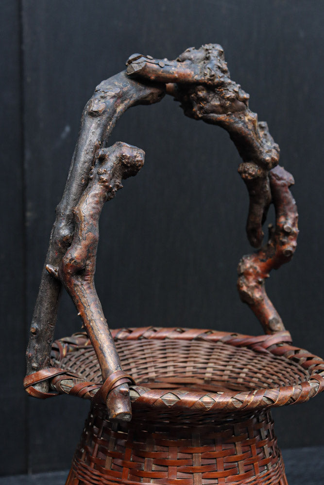 持ち手デザインが印象的な艶やかな色合いの花カゴ　DC8857