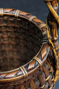 味わい深い風合いの上品な佇まいをした花カゴ　DC8858