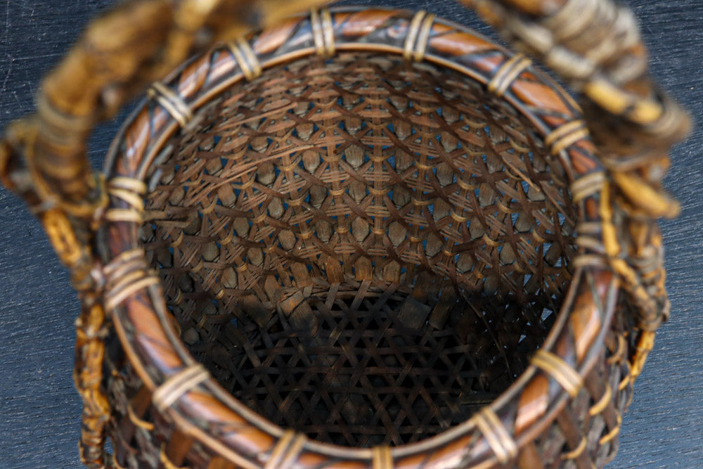 味わい深い風合いの上品な佇まいをした花カゴ　DC8858