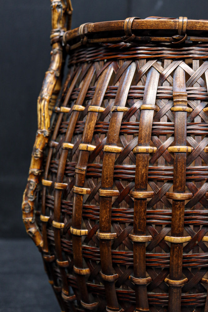 味わい深い風合いの上品な佇まいをした花カゴ　DC8858