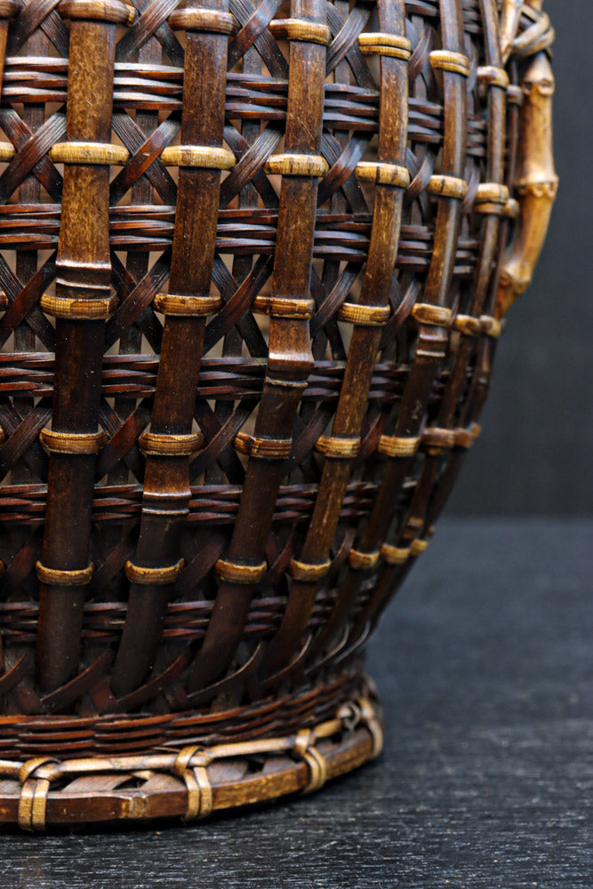 味わい深い風合いの上品な佇まいをした花カゴ　DC8858