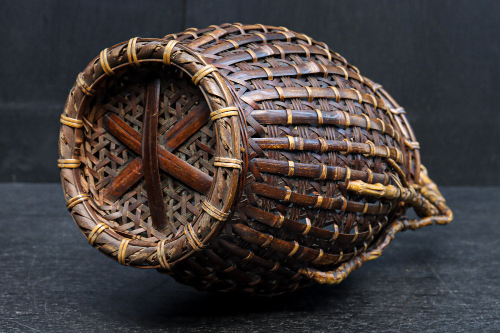 味わい深い風合いの上品な佇まいをした花カゴ　DC8858